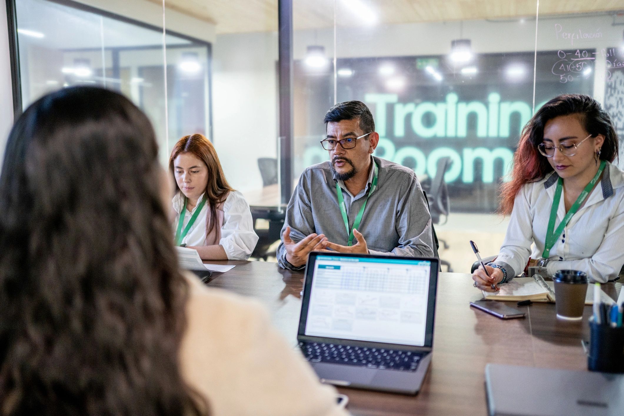 Reunión de orientación laboral con trabajadores